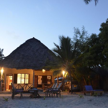 Lui Ushongo Beach House Pangani Buitenkant foto