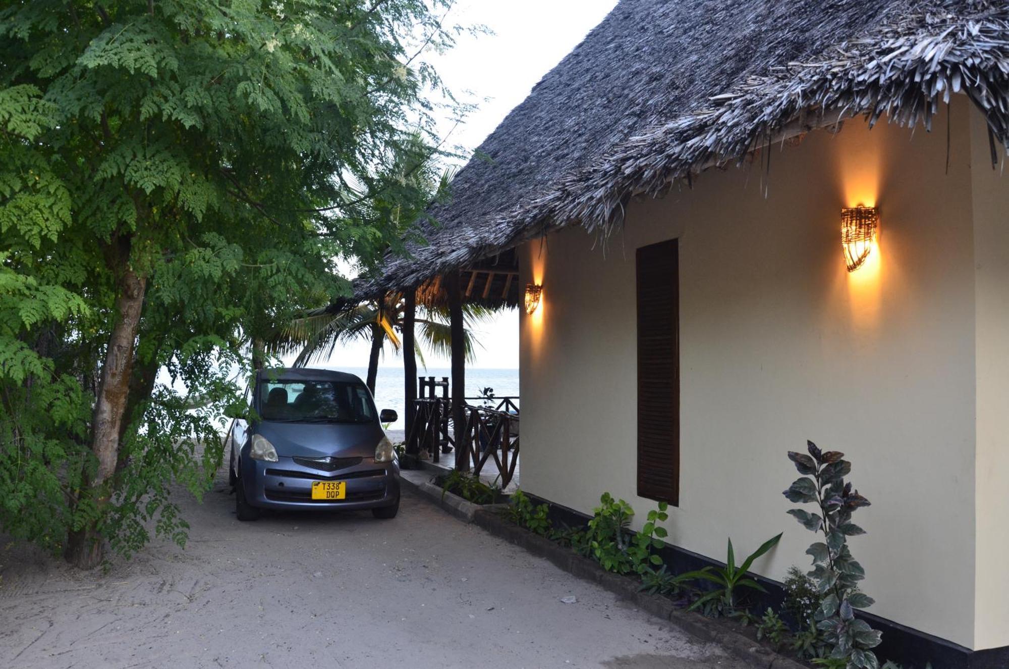 Lui Ushongo Beach House Pangani Buitenkant foto