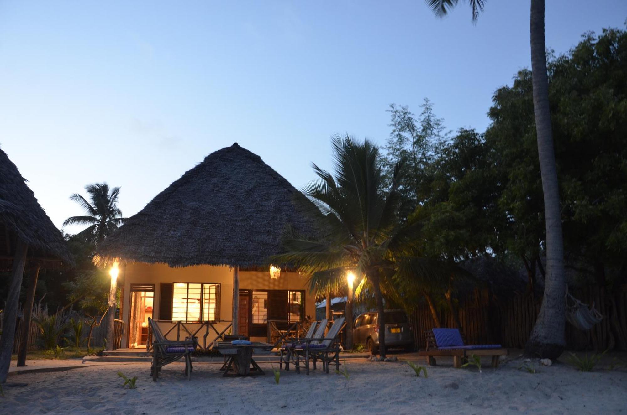 Lui Ushongo Beach House Pangani Buitenkant foto