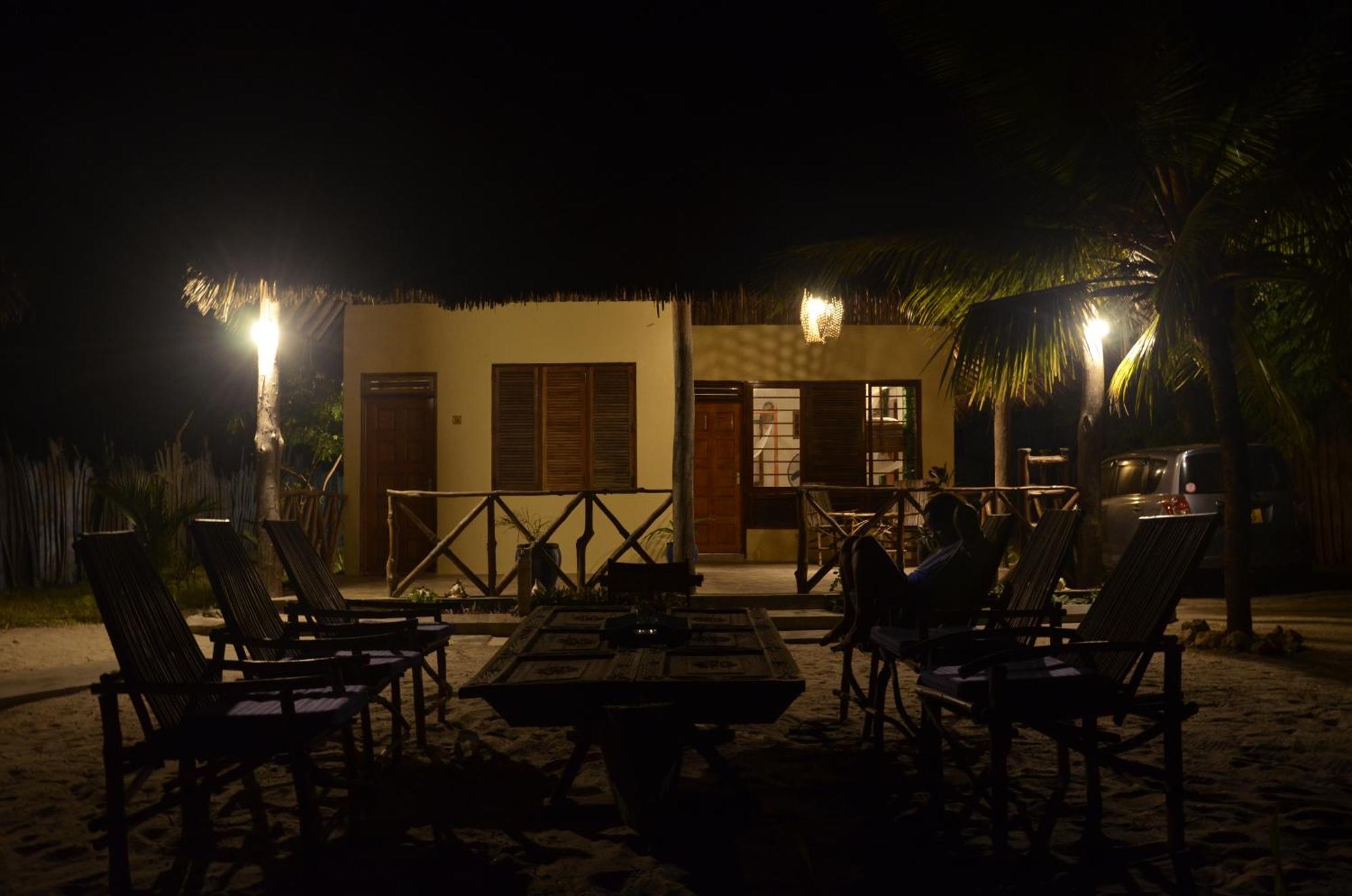 Lui Ushongo Beach House Pangani Buitenkant foto